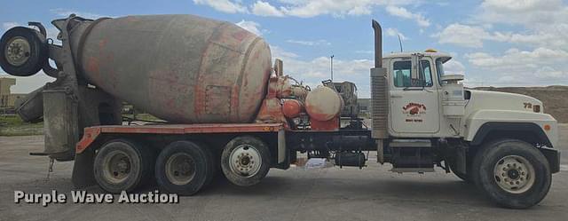 Image of Mack RD690S equipment image 3