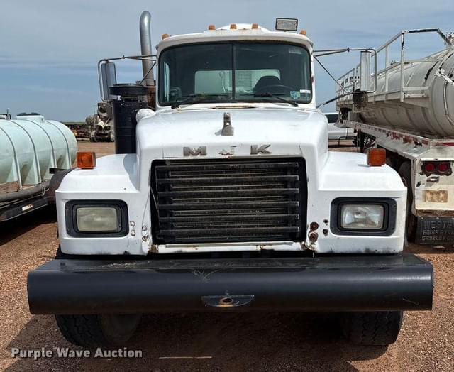 Image of Mack RD690S equipment image 1