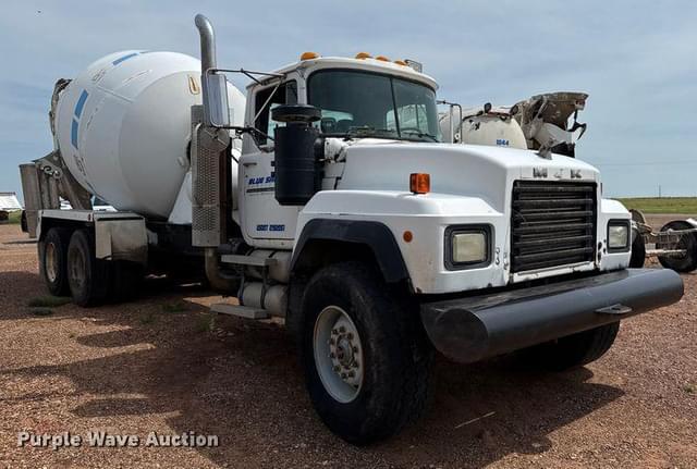Image of Mack RD690S equipment image 2