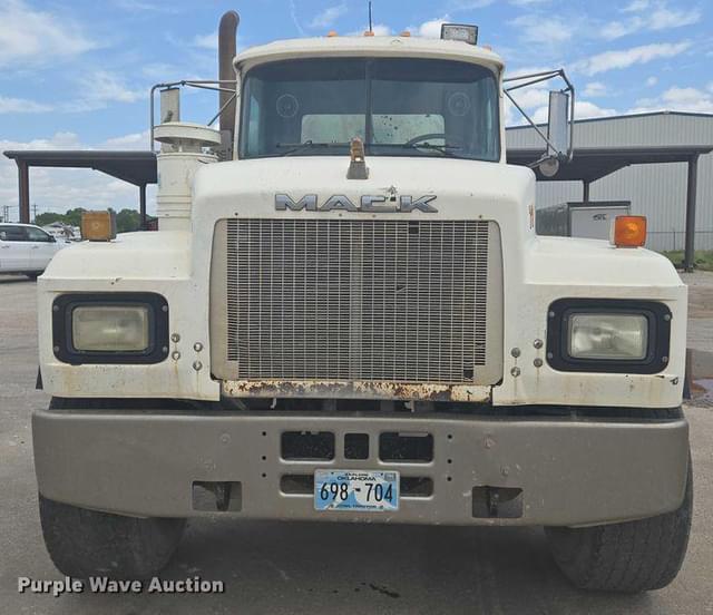 Image of Mack RD690S equipment image 1