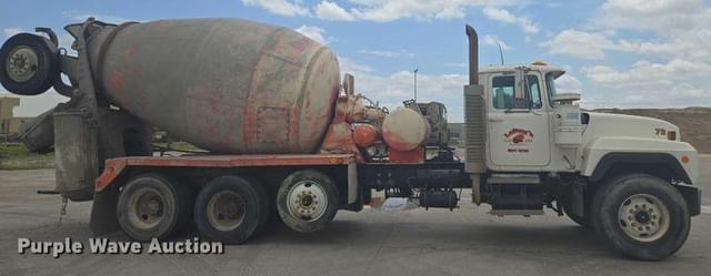 Image of Mack RD690S equipment image 3