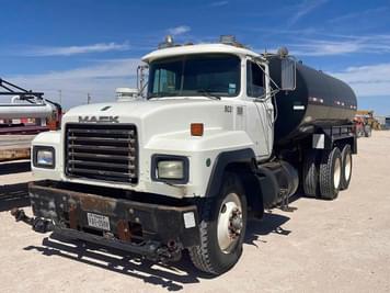 Main image Mack RD690S