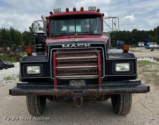 Image of Mack RD690S equipment image 1