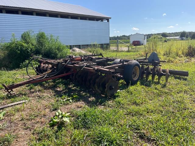 Image of Massey Ferguson 520 equipment image 1