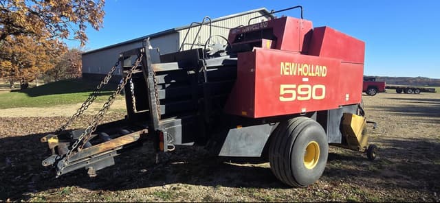 Image of New Holland 590 equipment image 3