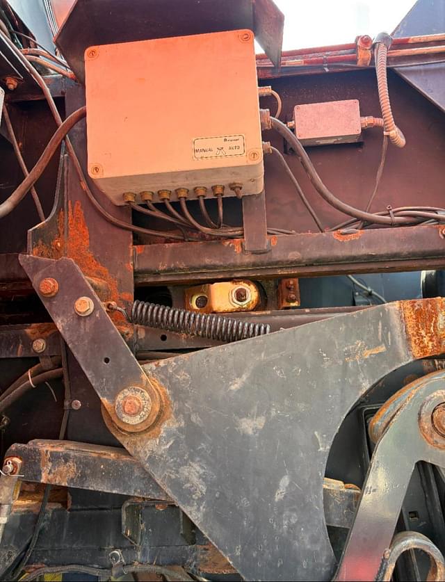 Image of New Holland 595 equipment image 3