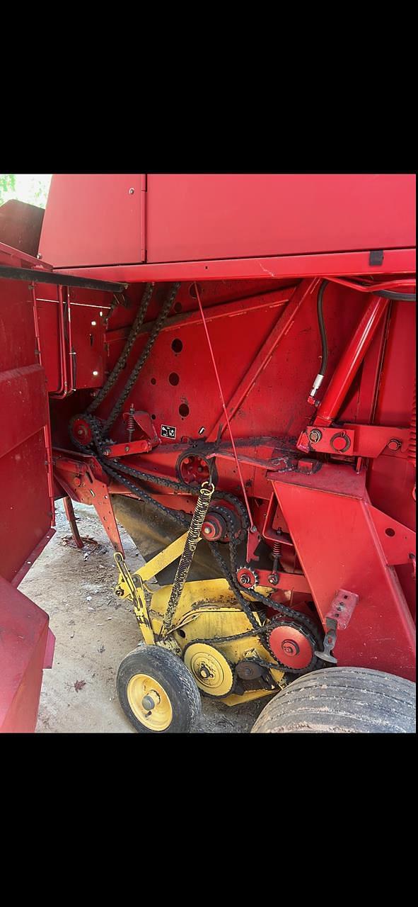 Image of New Holland 664 equipment image 4