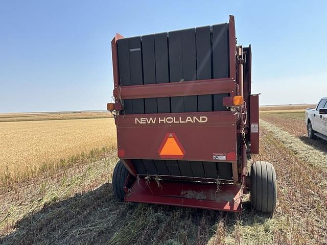 Image of New Holland 664 equipment image 2