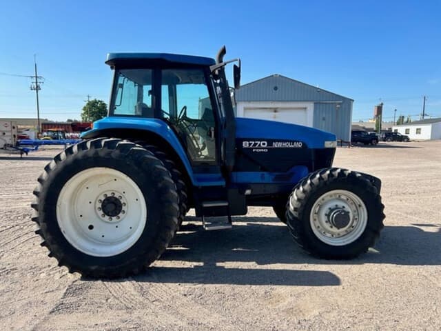 Image of New Holland 8770 equipment image 3