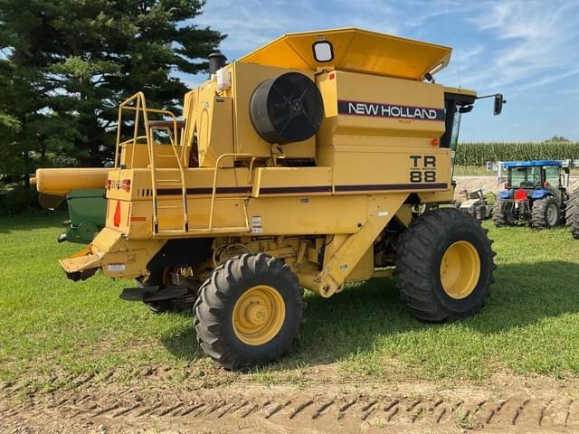 Image of New Holland TR88 equipment image 2