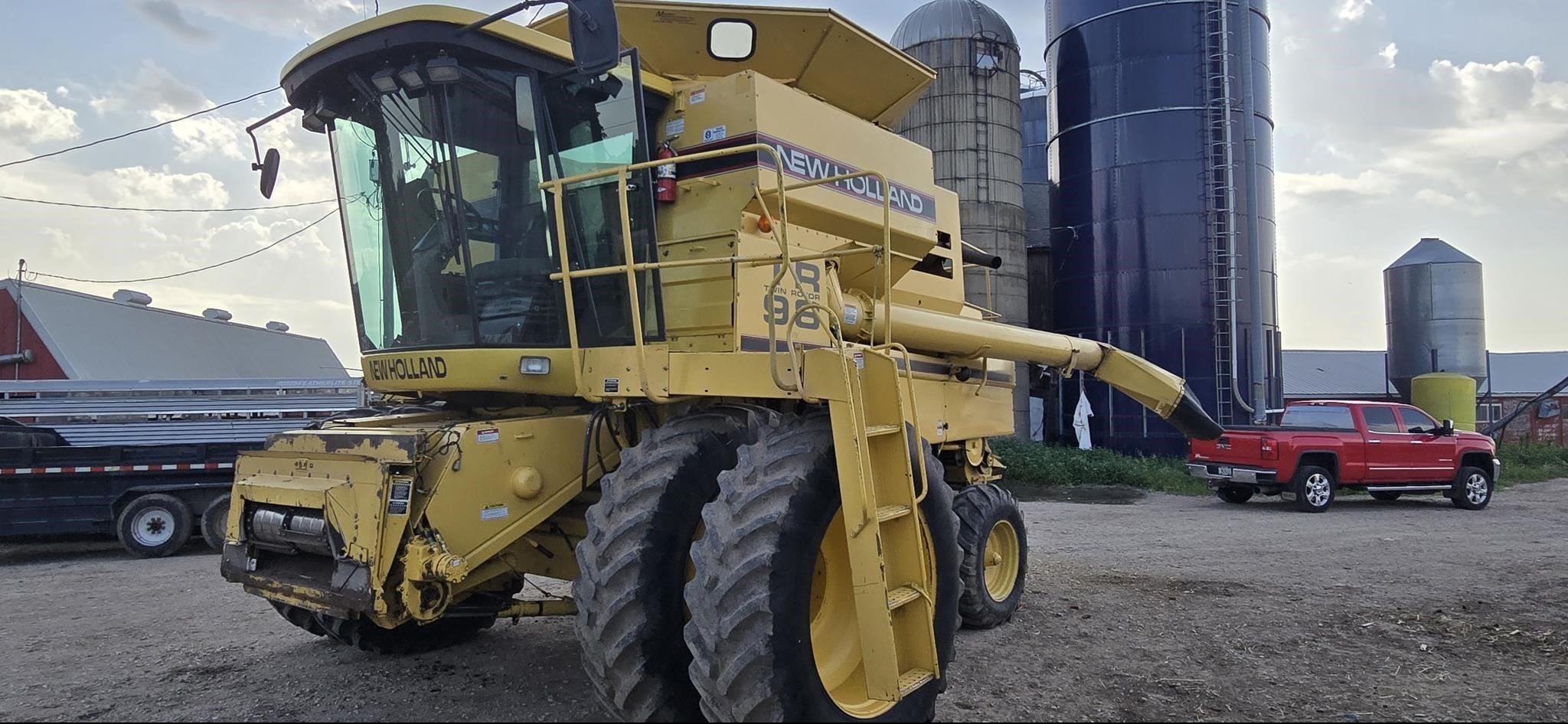 1998 New Holland TR98 Equipment Image0