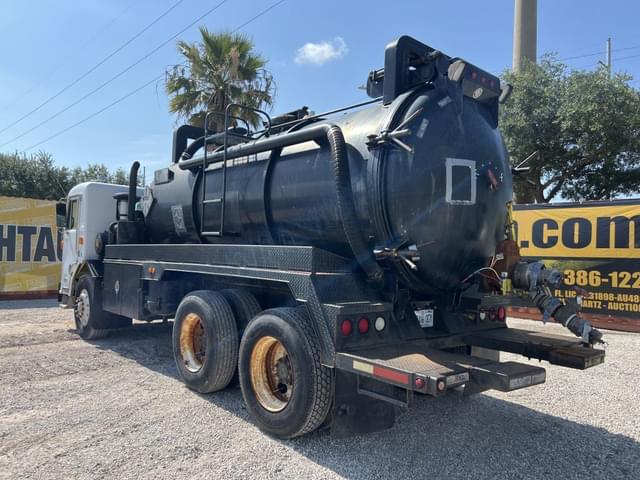 Image of Peterbilt 320 equipment image 3