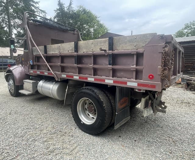 Image of Peterbilt 330 equipment image 3