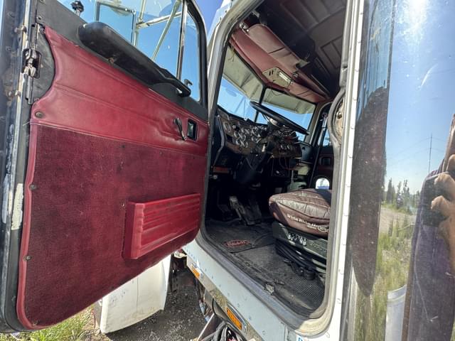 Image of Peterbilt 379 equipment image 4