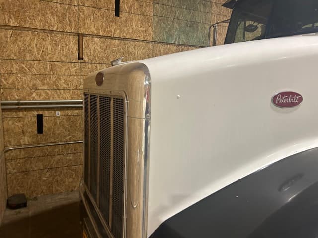 Image of Peterbilt 385 equipment image 2