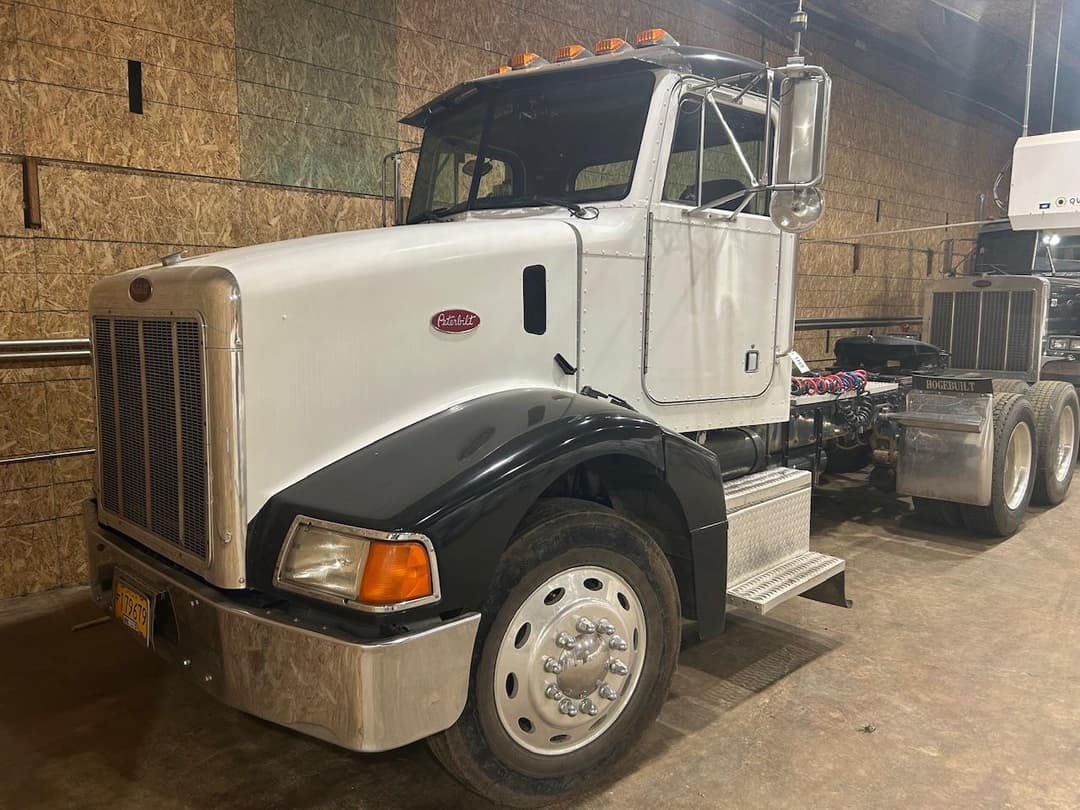 Image of Peterbilt 385 Primary image