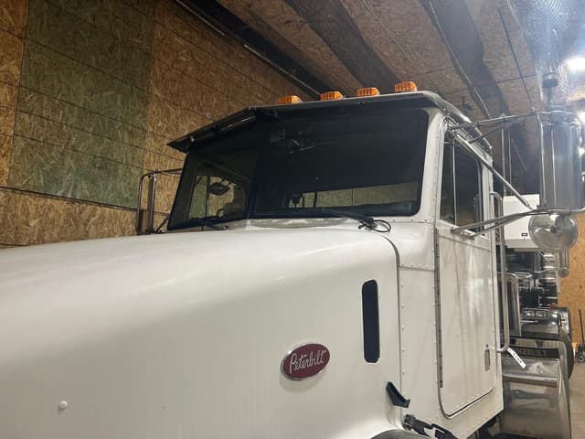 Image of Peterbilt 385 equipment image 1