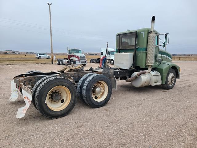 Image of Peterbilt 385 equipment image 2