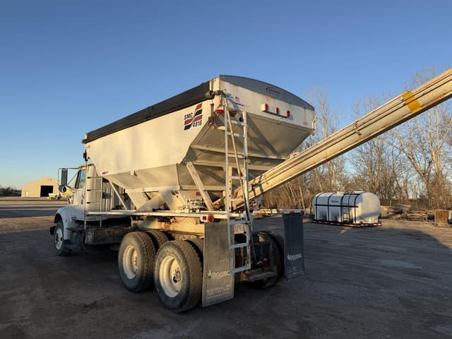 Image of International 8100 equipment image 3