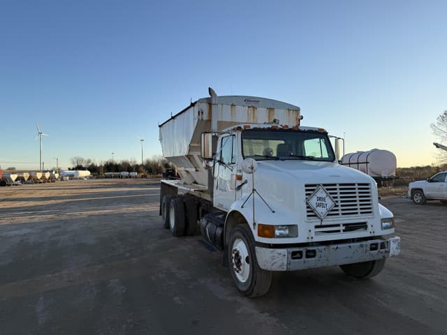 Image of International 8100 equipment image 2