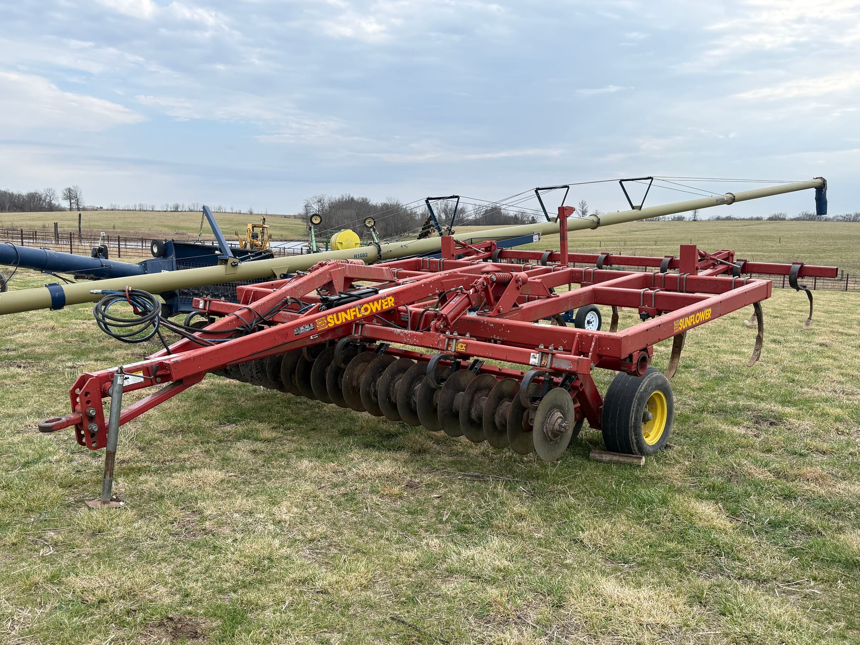 1998 Sunflower 4212-14 Equipment Image0