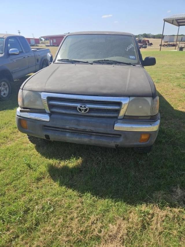 Image of Toyota Tacoma equipment image 1