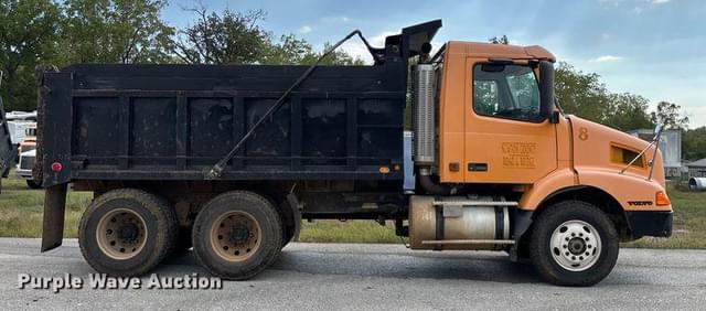 Image of Volvo VN equipment image 3