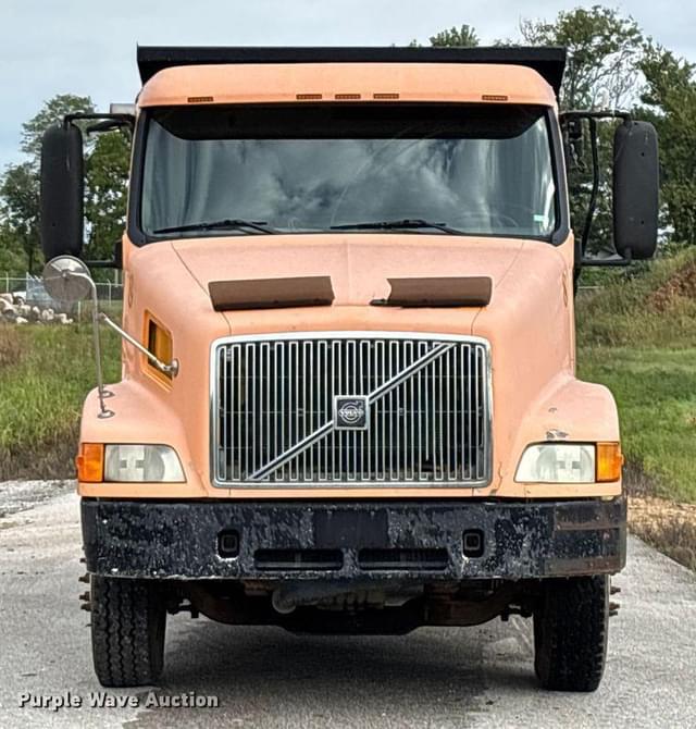 Image of Volvo VN equipment image 1