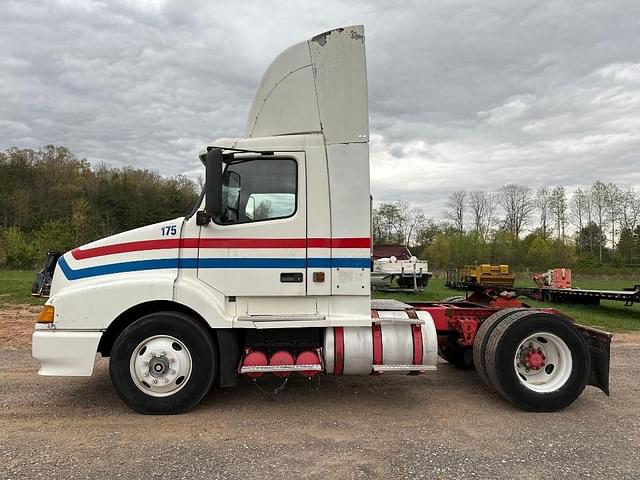 Image of Volvo VN equipment image 1