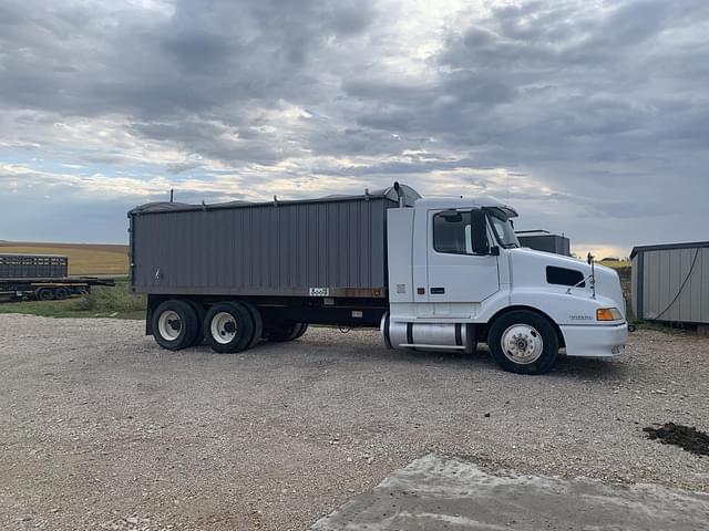 Image of Volvo VNL64T300 equipment image 1