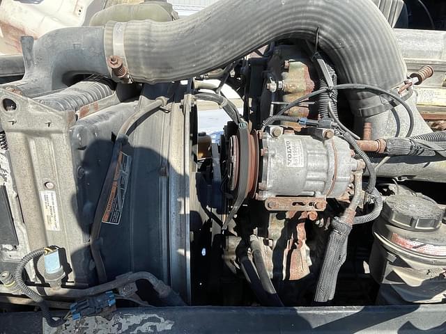 Image of Volvo VNL64T630 equipment image 3