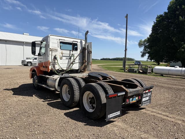 Image of Volvo VNM64T200 equipment image 2