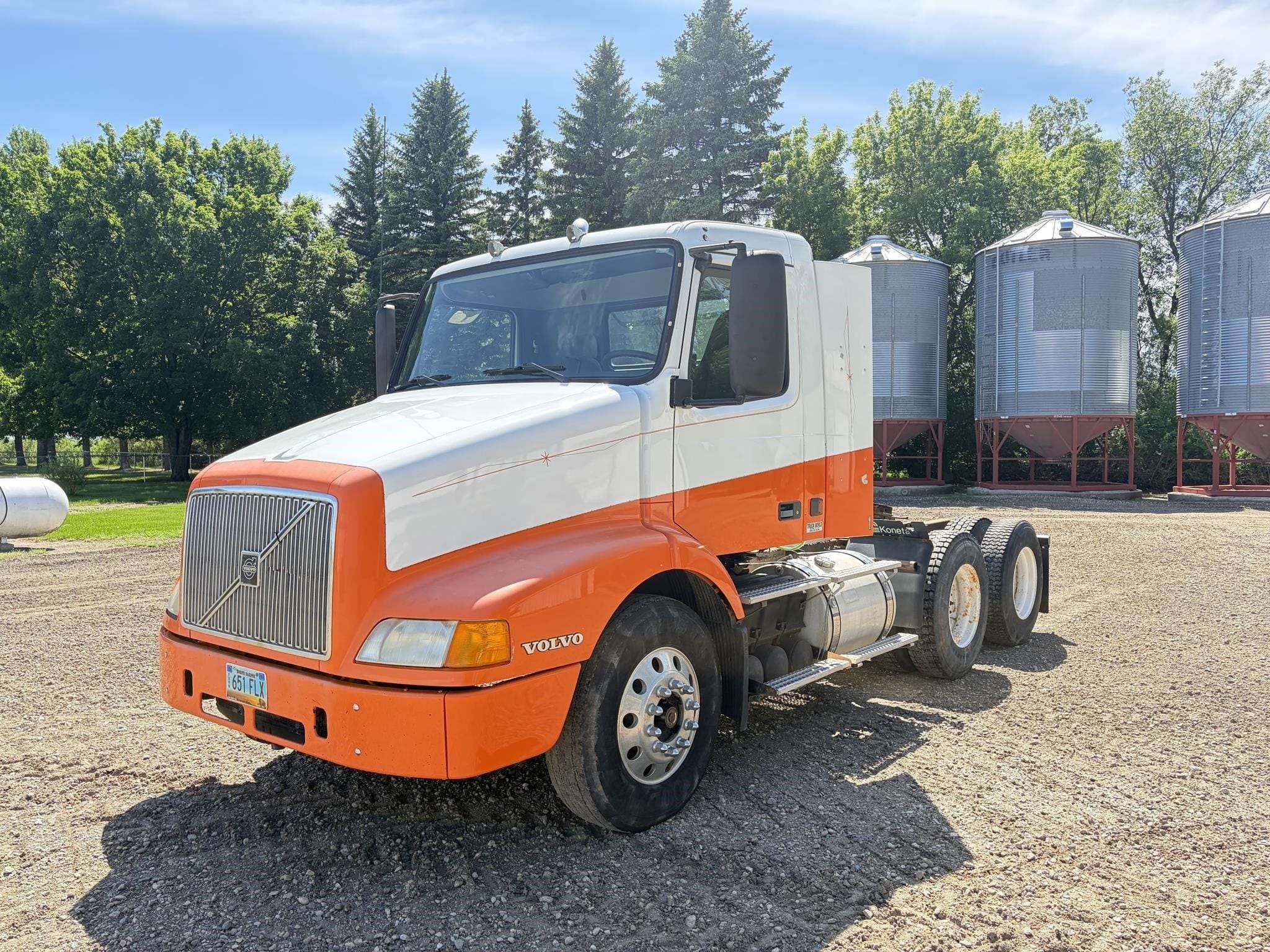 1998 Volvo VNM64T200 Equipment Image0