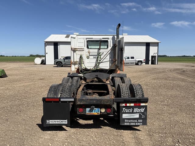 Image of Volvo VNM64T200 equipment image 3