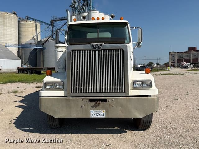 Image of Western Star 4900 equipment image 1
