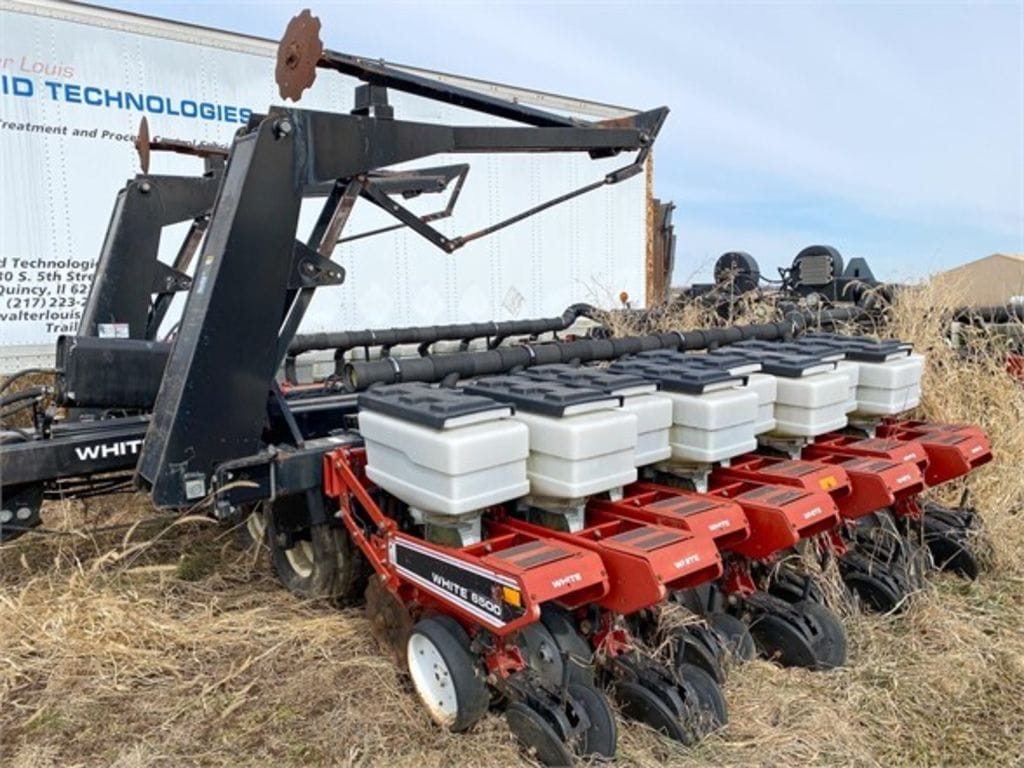 1998 White 6500 Equipment Image0