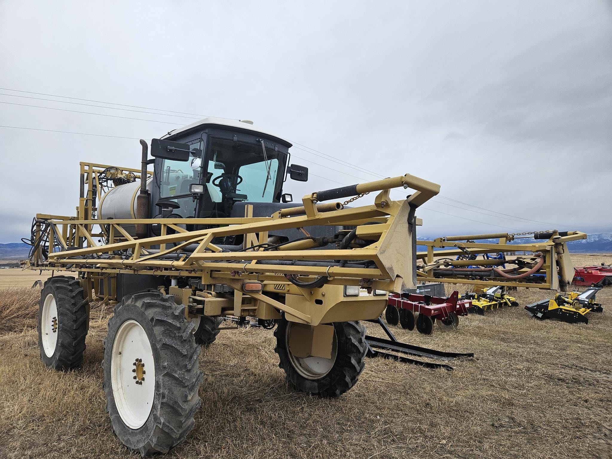 1999 Ag-Chem RoGator 554 Equipment Image0