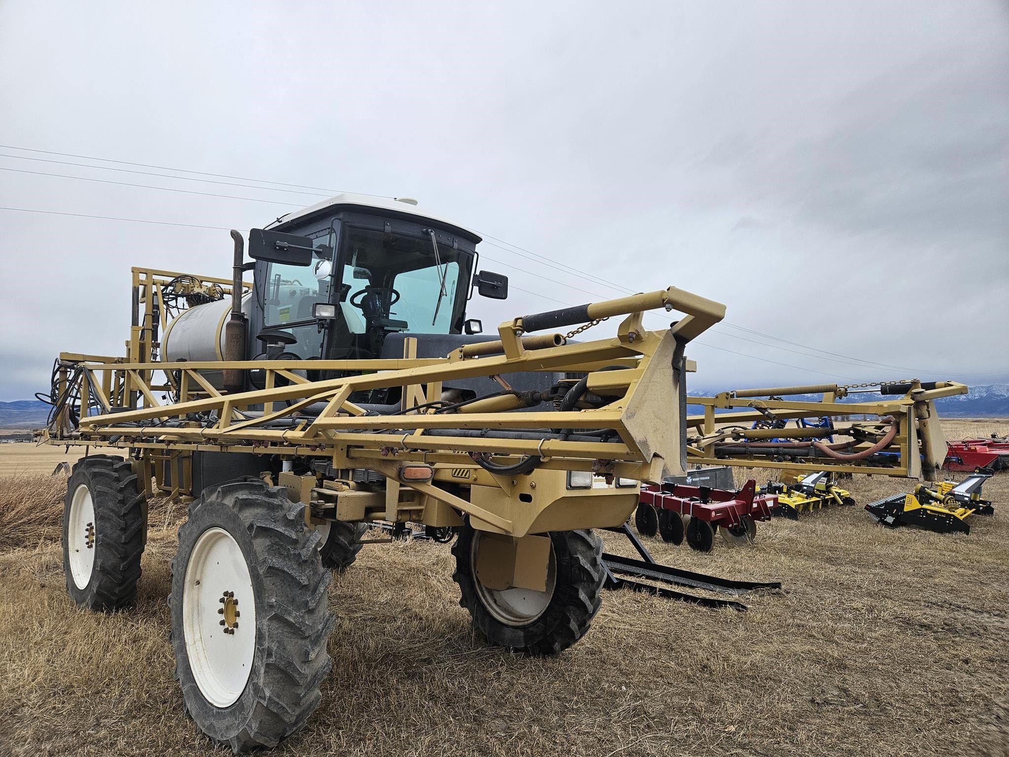 1999 Ag-Chem RoGator 554 Equipment Image0