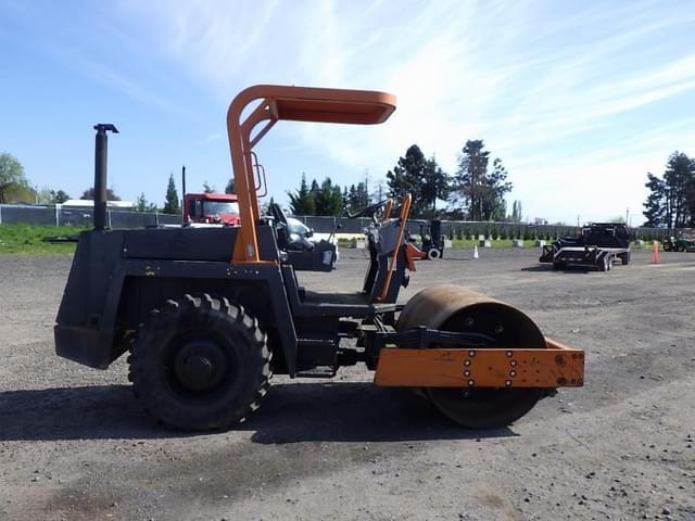Image of Bomag BW142 D-2 equipment image 2