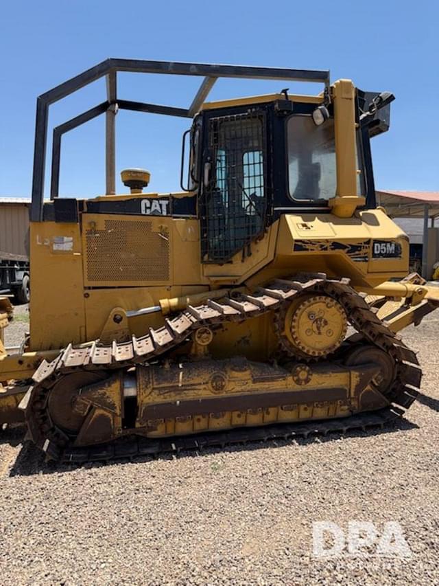 Image of Caterpillar D5M equipment image 2