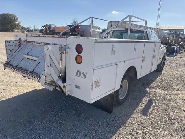 Image of Chevrolet 3500 equipment image 4