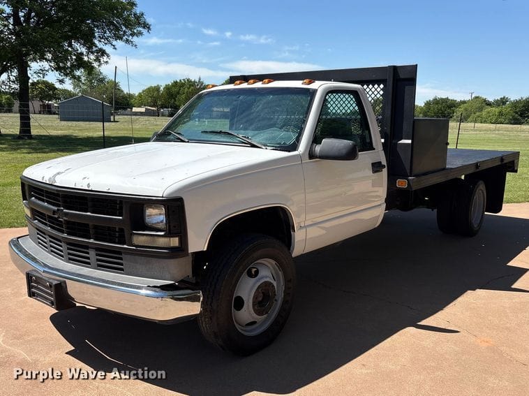 1999 Chevrolet GMT400 Equipment Image0