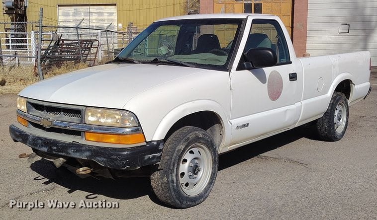 1999 Chevrolet S-10 Equipment Image0