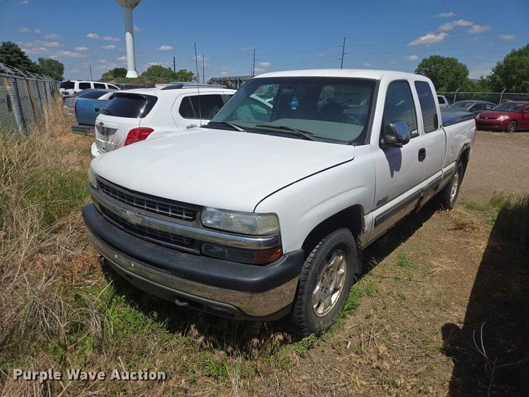1999 Chevrolet Silverado Equipment Image0