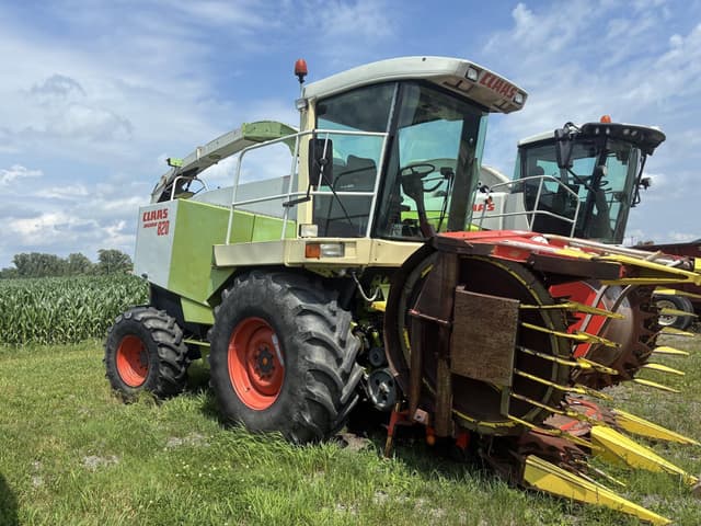 Image of CLAAS Jaguar 820 equipment image 1
