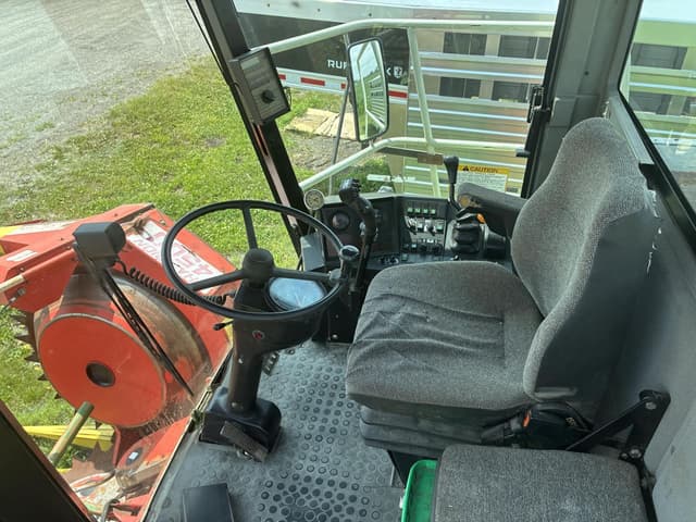Image of CLAAS Jaguar 820 equipment image 3