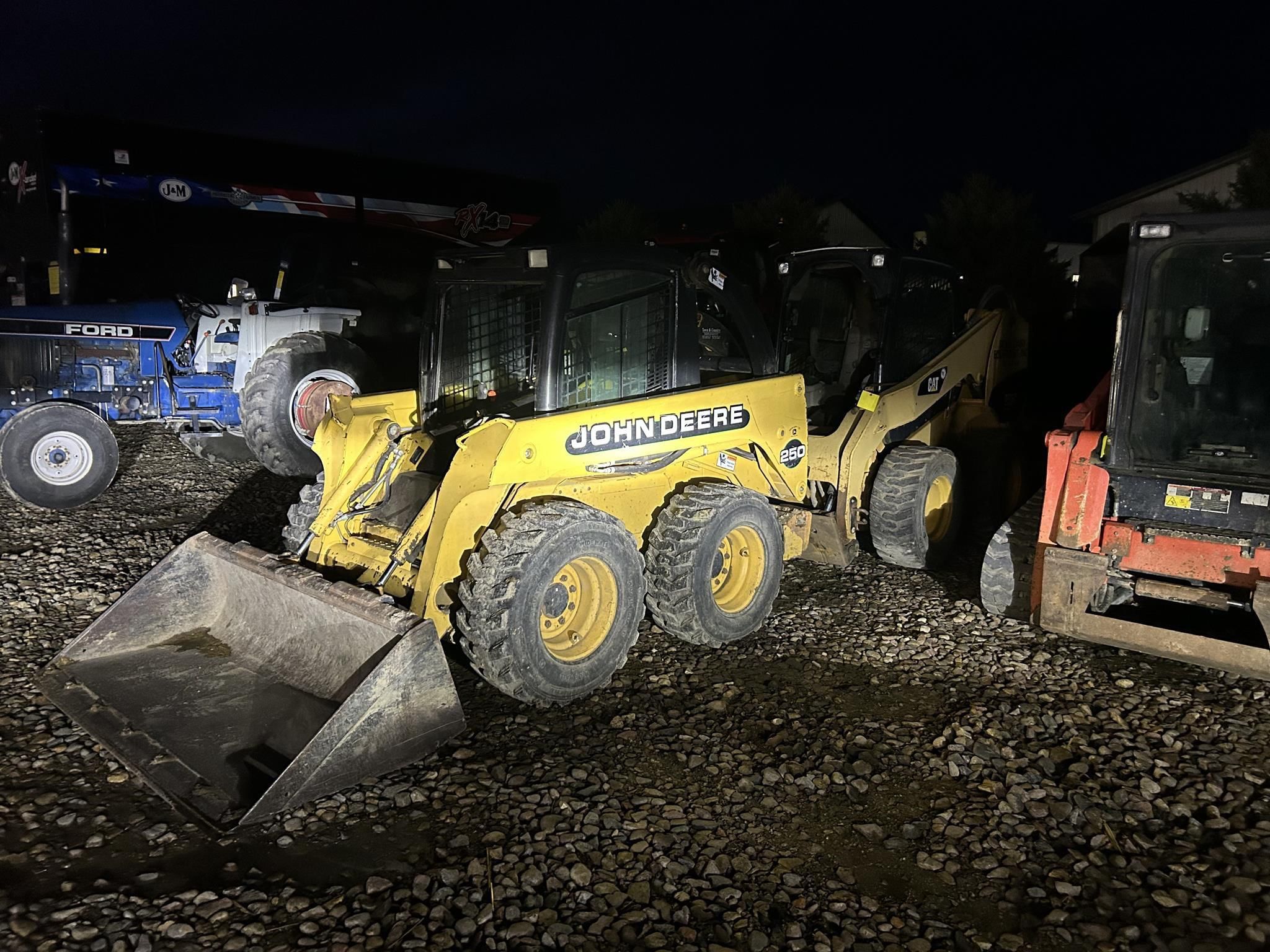 1999 John Deere 250 Equipment Image0