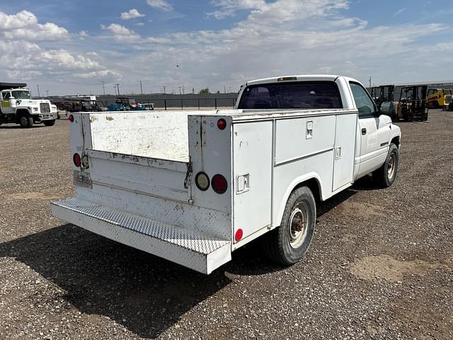 Image of Dodge Ram 2500 equipment image 2