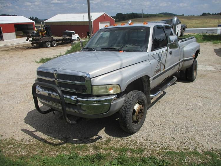 1999 Dodge Ram 3500 Equipment Image0