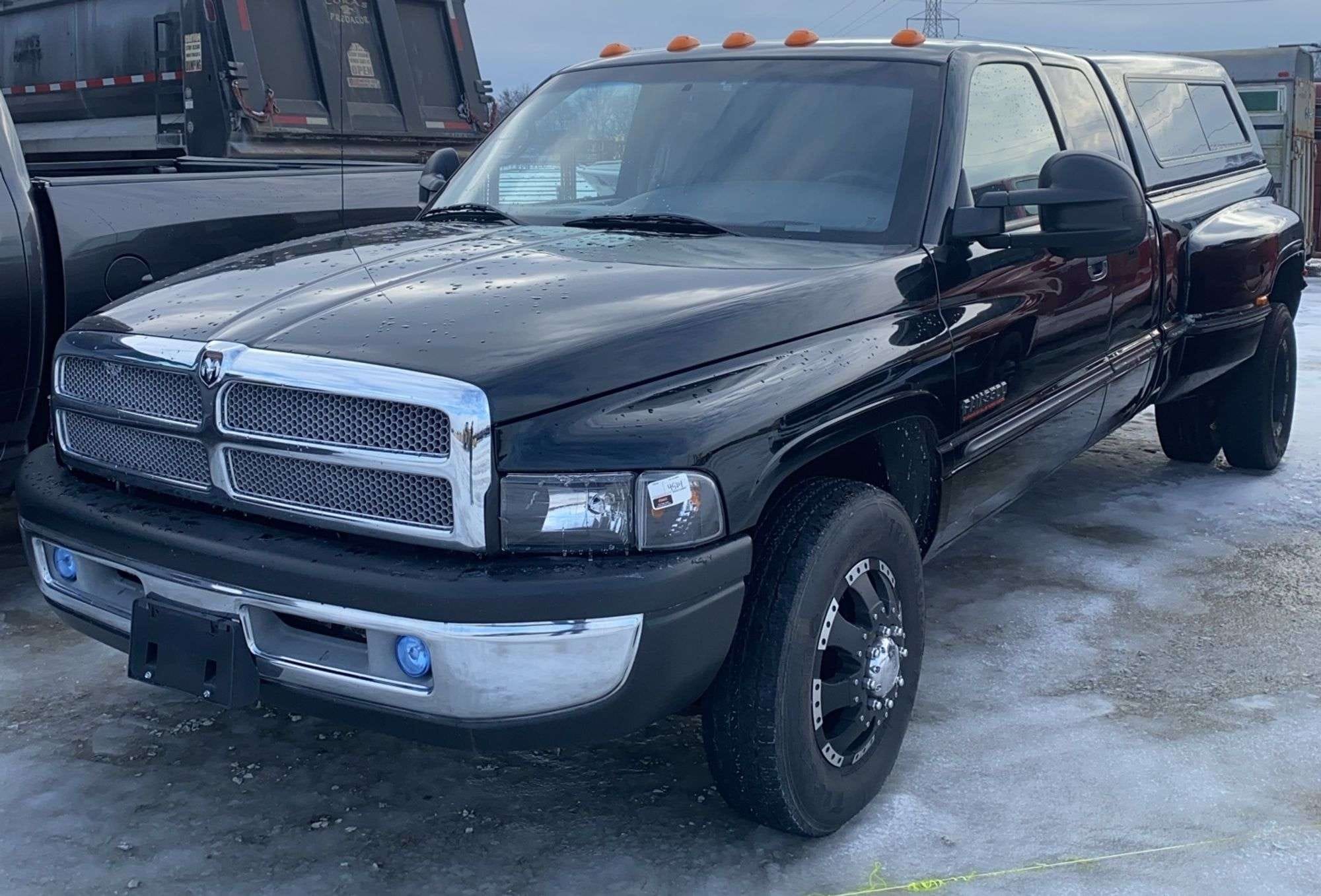 1999 Dodge Ram 3500 Equipment Image0